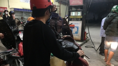 Cận cảnh người dân Đà Nẵng đổ xô mua xăng lúc nửa đêm đông như 'đi hội'