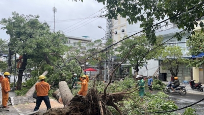 Cận cảnh: Đà Nẵng tan hoang sau khi bão Noru đổ bộ