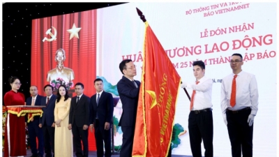 Báo VietNamNet nhận Huân chương Lao động hạng Nhất