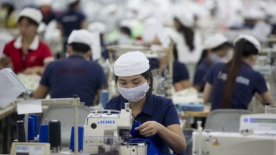 Bloomberg: Nhà đầu tư thích rót tiền vào Việt Nam vì lao động nữ chiếm đa số