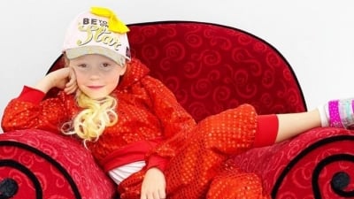 Bé gái 5 tuổi mắc chứng bại não kiếm 18 triệu USD/năm từ Youtube