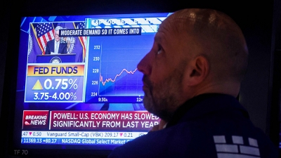Dow Jones có lúc 'rơi tự do' 950 điểm, Phố Wall giảm mạnh vì lo suy thoái