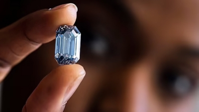 Viên kim cương xanh lớn nhất thế giới được đại gia ẩn danh mua với giá 57,5 triệu USD