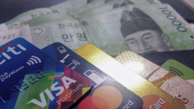 Nợ gấp 3 lần thu nhập, giới trẻ Hàn Quốc 'sợ' dùng thẻ tín dụng