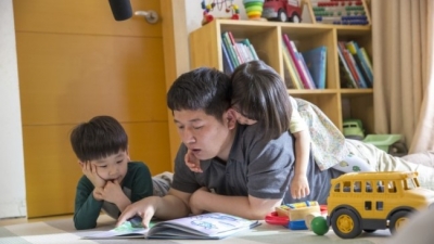 Ngày càng nhiều nam giới Hàn Quốc từ bỏ làm 'trụ cột kinh tế' để ở nhà chăm con