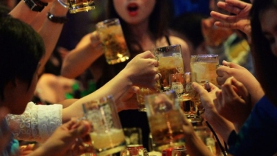 Bloomberg: Sau Nghị định 100, doanh số ngành bia Việt Nam giảm ít nhất 25%