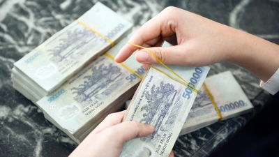 ‘Sếp’ ngân hàng nhận lương 300 triệu đồng/tháng