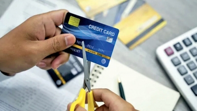 Còng lưng gánh nợ vì thói quen quẹt thẻ tín dụng