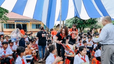 Home Credit thắp sáng ước mơ tới trường cho các em học sinh tại Buôn Hồ, Đăk Lăk