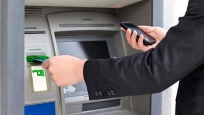 'Soi' phí rút tiền tại ATM của các ngân hàng hiện nay