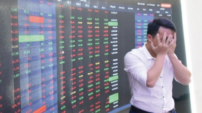 'Lao dốc không phanh' cuối phiên, VN-Index giảm 56 điểm với hàng loạt cổ phiếu 'trắng bên mua'