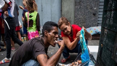 Venezuela: Từ một cường quốc kinh tế tới cảnh...người dân bới rác tìm đồ ăn