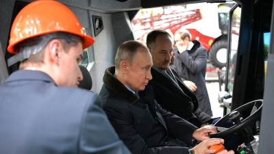 Nếu 'trượt' ghế Tổng thống, ông Putin sẽ... lái máy gặt lúa