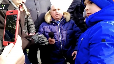 Vụ cháy ở Nga: Phó thống đốc Kemerovo quỳ gối trước người nhà nạn nhân