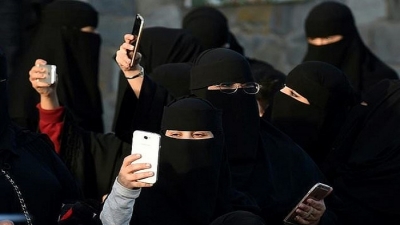 Arab Saudi: Xem trộm điện thoại của chồng có thể bị bỏ tù