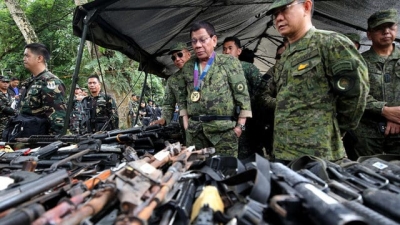 Đua với Mỹ, Trung Quốc tiếp tục tặng loạt thiết bị quân sự cho Philippines