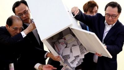 Bầu cử Hội đồng quận tại Hong Kong: Cử tri đi bỏ phiếu đông kỷ lục, phe dân chủ thắng áp đảo