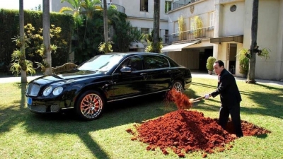 Tỷ phú Brazil chôn siêu xe Bentley gần 500.000 USD và thông điệp bất ngờ