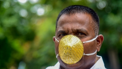 Doanh nhân Ấn Độ đeo khẩu trang vàng 4.000 USD để tránh dịch Covid-19