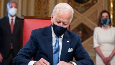 Vừa nhậm chức, ông Biden ký loạt sắc lệnh hành pháp đảo ngược chính sách của ông Trump