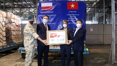Việt Nam là nước ngoài châu Âu đầu tiên được Ba Lan viện trợ vaccine, thiết bị y tế