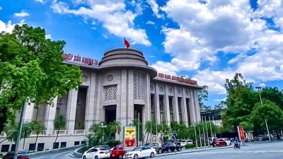 Toàn cầu siết chặt chống lạm phát, Việt Nam thúc đẩy giảm lãi suất