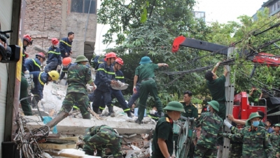 Hà Nội: Sập nhà 4 tầng lúc nửa đêm, 5 người mắc kẹt dưới đống đổ nát