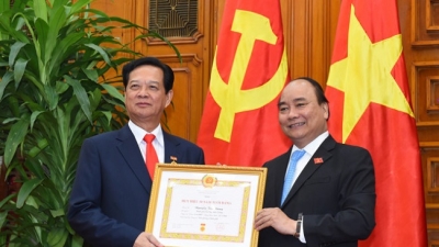 Nguyên Thủ tướng Nguyễn Tấn Dũng nhận Huy hiệu 50 năm tuổi Đảng