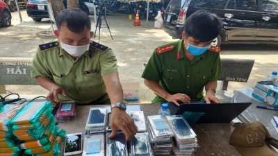 Bình Phước: Bắt giữ gần 7.600 điện thoại nhập lậu mang nhãn hiệu iPhone, Samsung