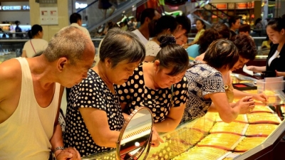 Người Trung Quốc đổ xô mua vàng bất chấp giá cao, đẩy giá tăng sốc