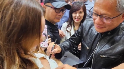 Hình ảnh CEO Nvidia Jensen Huang ký vào ngực áo fan nữ gây tranh cãi