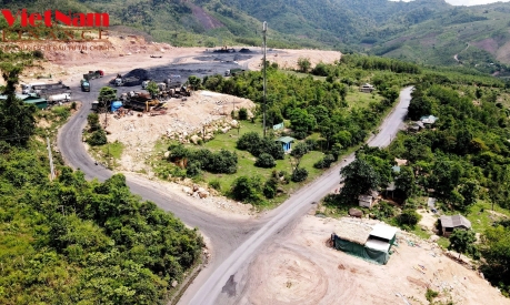 Cận cảnh san gạt núi đồi làm bãi tập kết than khổng lồ sát biên giới Việt - Lào