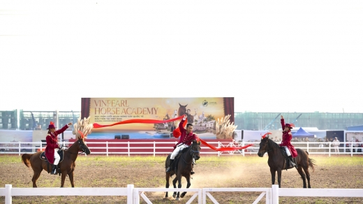 Vinhomes Royal Island ra mắt Học viện cưỡi ngựa và Phố đi bộ Công viên Vũ Yên 