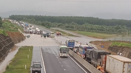 Cao tốc Phan Thiết - Dầu Giây ngập nặng, xe cộ ùn tắc hàng km