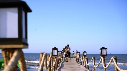 Mừng thương hiệu mới, Lapochine Beach Resort tặng đến 99% giá phòng