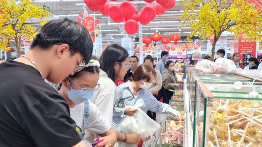 Ngày cuối tuần trước Tết: Dân đổ xô mua sắm, siêu thị đông nghẹt người