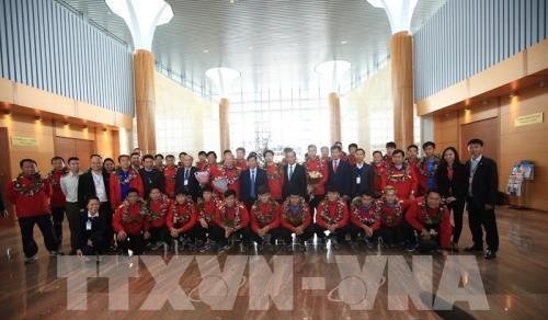 Asian Cup 2019: Người hâm mộ nồng nhiệt đón đội tuyển bóng đá Việt Nam