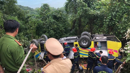 Xe khách rơi xuống vực tại đèo Hải Vân, 23 sinh viên trường cao đẳng gặp nạn