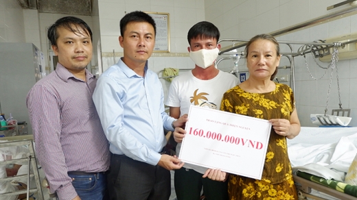 Trao tặng 160 triệu đồng tiền thiện nguyện cho gia đình bà Trần Thị Ngọc Thúy