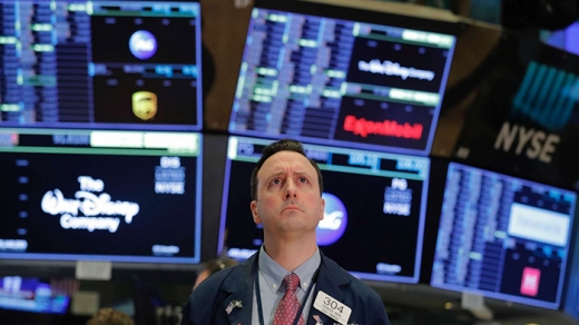Chủ tịch Fed cảnh báo lãi suất tăng cao hơn dự kiến, Dow Jones lao dốc