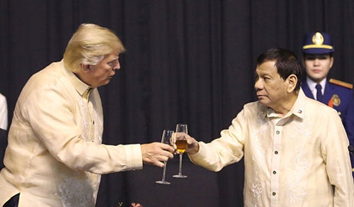 Cú 'xoay trục' của ông Duterte giữa cuộc đấu Mỹ - Trung