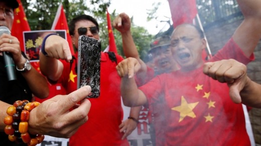 iPhone bị ‘cấm cửa’ tại Trung Quốc, chiến tranh thương mại ‘nóng càng thêm nóng’