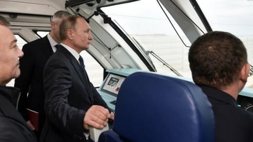 Thế giới tuần qua: Nga khánh thành cầu đường sắt dài chất châu Âu,  máy bay chở 100 người rơi ở Kazakhstan