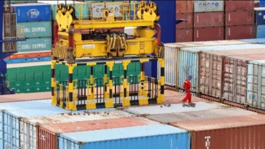 Hàng hoá Trung Quốc tràn vào Nga, container chất đống