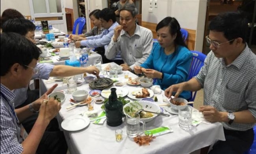 Bộ trưởng Nguyễn Thị Kim Tiến khoe ảnh 'ăn tôm cá tại Hà Tĩnh'