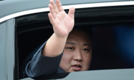 Đoàn vệ sĩ chạy theo xe chở ông Kim Jong-un rời ga Đồng Đăng