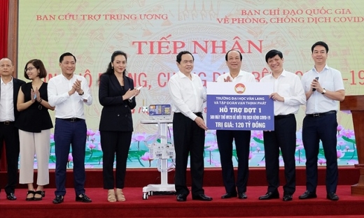 Đại học Văn Lang và Tập đoàn Vạn Thịnh Phát tặng Bộ Y tế 500 máy thở trị giá 120 tỷ đồng