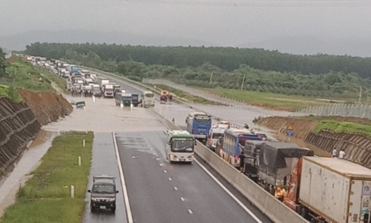 Cao tốc Phan Thiết - Dầu Giây ngập nặng, xe cộ ùn tắc hàng km