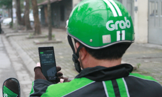 Đề nghị chấn chỉnh tình trạng tài xế Grab Bike sử dụng điện thoại khi lái xe
