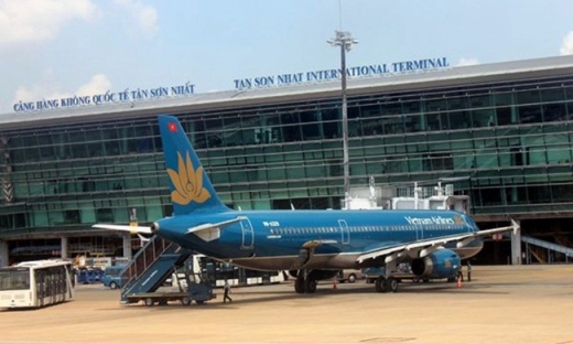 Máy bay của Vietnam Airlines chảy dầu lênh láng tại Tân Sơn Nhất
